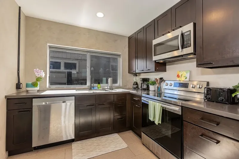 Work-Friendly 2BR photo 6